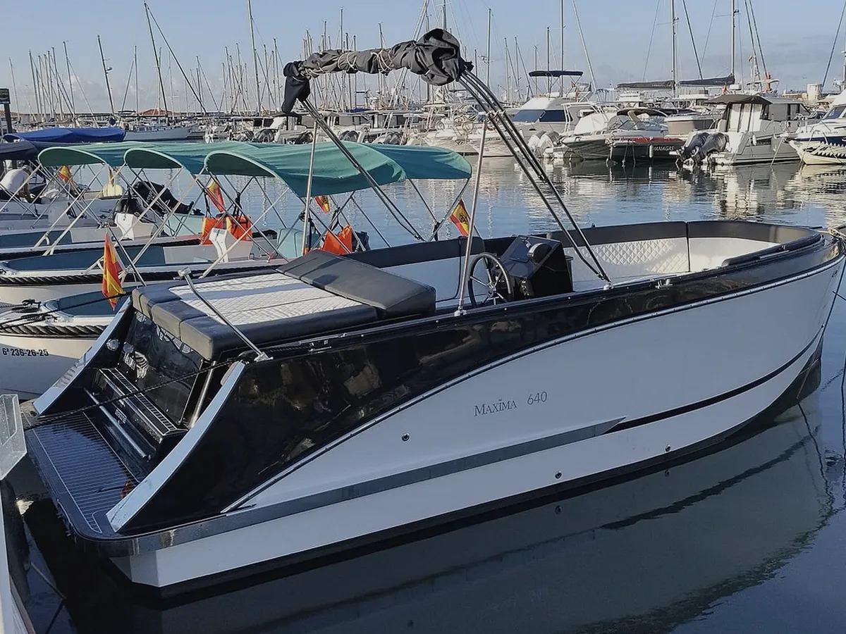Equipo de Alquiler Barcos ayudando a organizar un alquiler de barco en Menorca